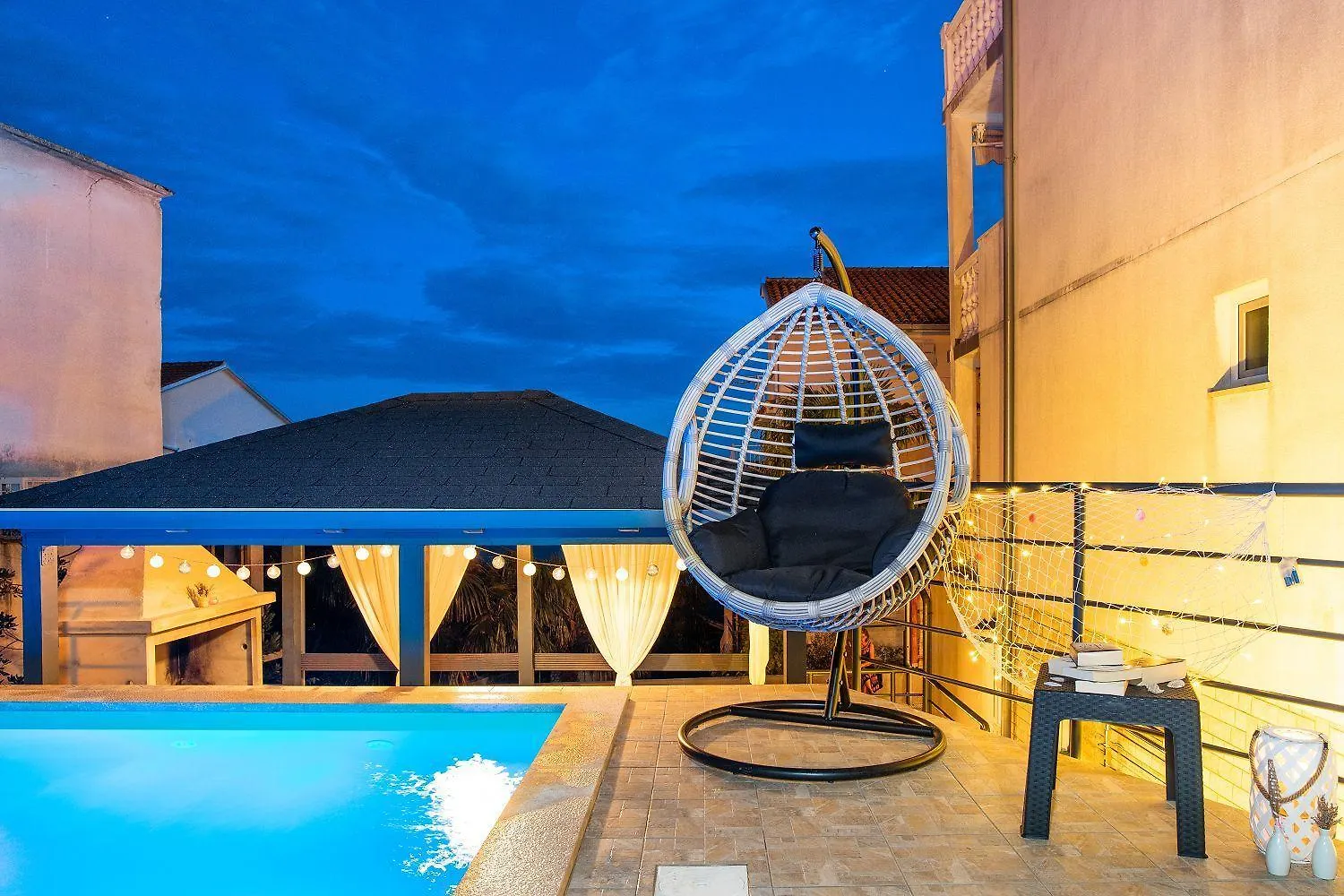 Atemberaubendes Apartment 150 Meter Zum Strand Mit Jacuzzi, Meerblick, Pool, Billardtisch Dramalj