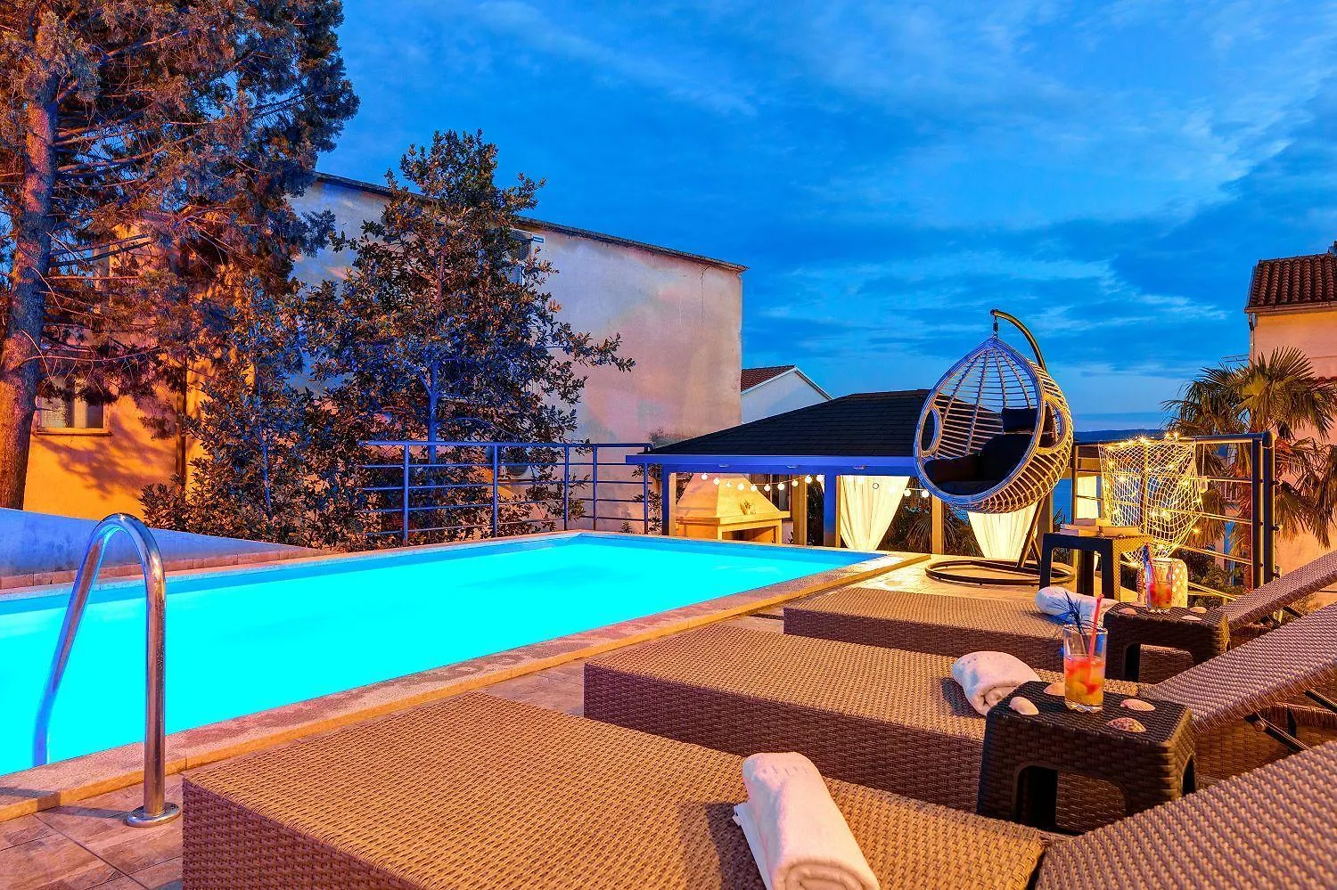 Atemberaubendes Apartment 150 Meter Zum Strand Mit Jacuzzi, Meerblick, Pool, Billardtisch Dramalj
