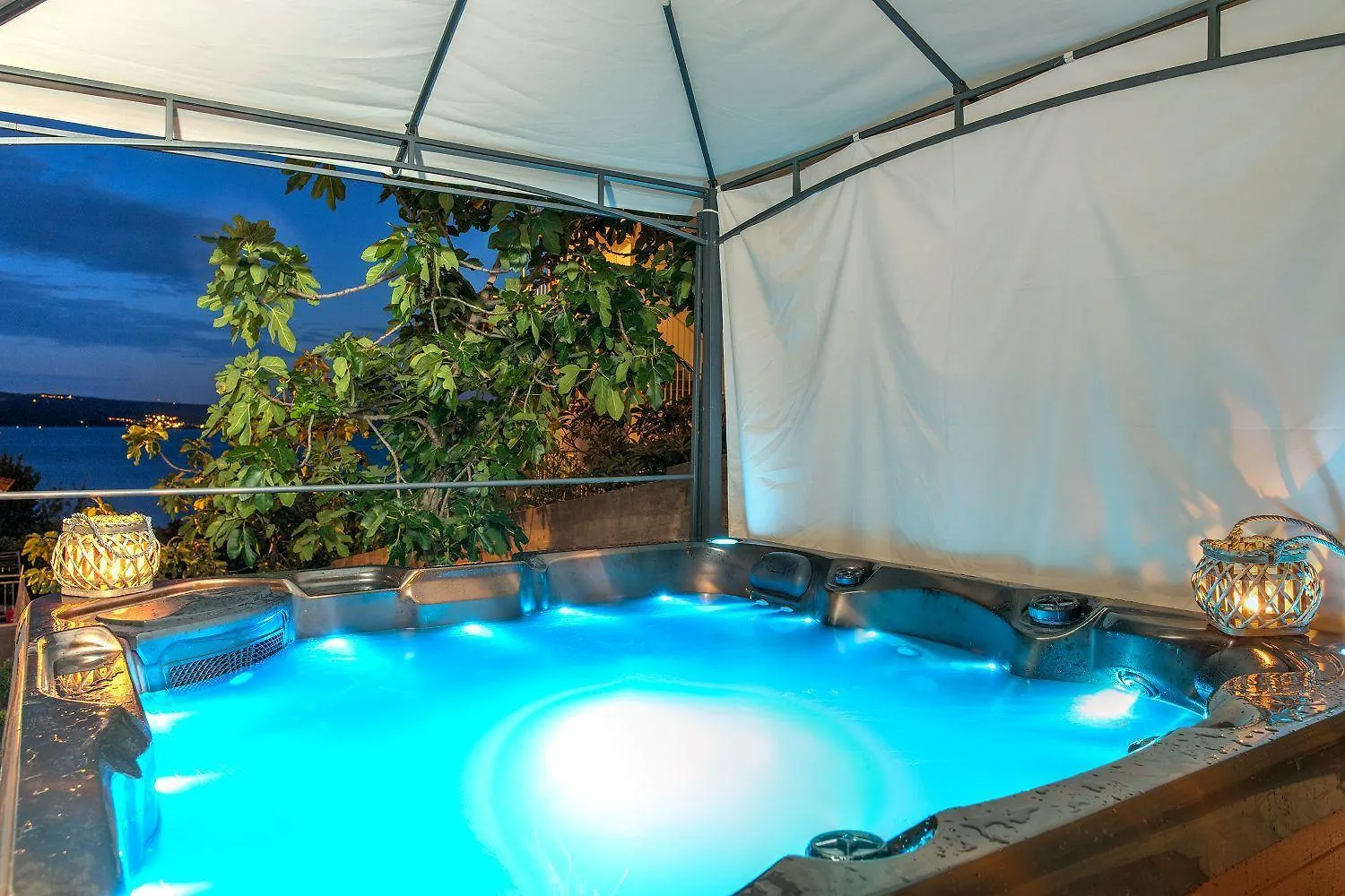 Atemberaubendes Apartment 150 Meter Zum Strand Mit Jacuzzi, Meerblick, Pool, Billardtisch Dramalj