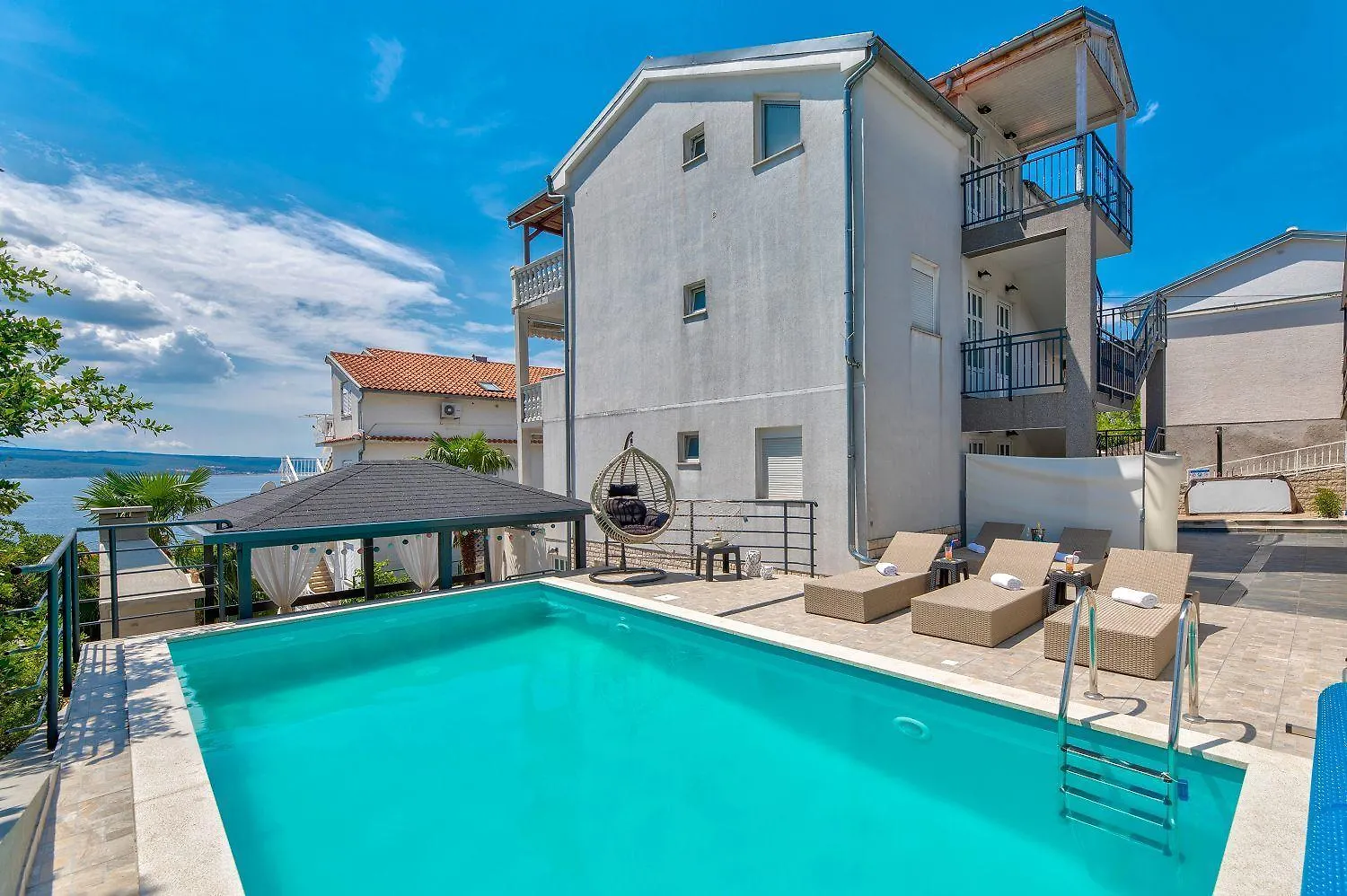 Atemberaubendes Apartment 150 Meter Zum Strand Mit Jacuzzi, Meerblick, Pool, Billardtisch location