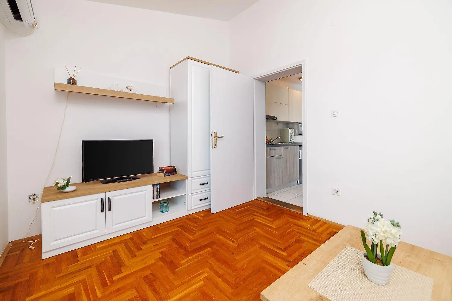 Atemberaubendes Apartment 150 Meter Zum Strand Mit Jacuzzi, Meerblick, Pool, Billardtisch Dramalj